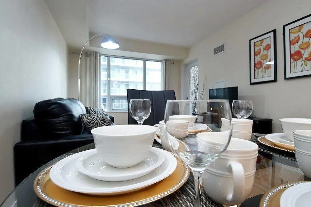 Whitehall Suites - 263 Wellington St W トロント アパート
