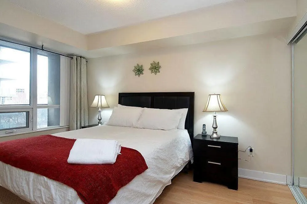 Whitehall Suites - 263 Wellington St W トロント アパート