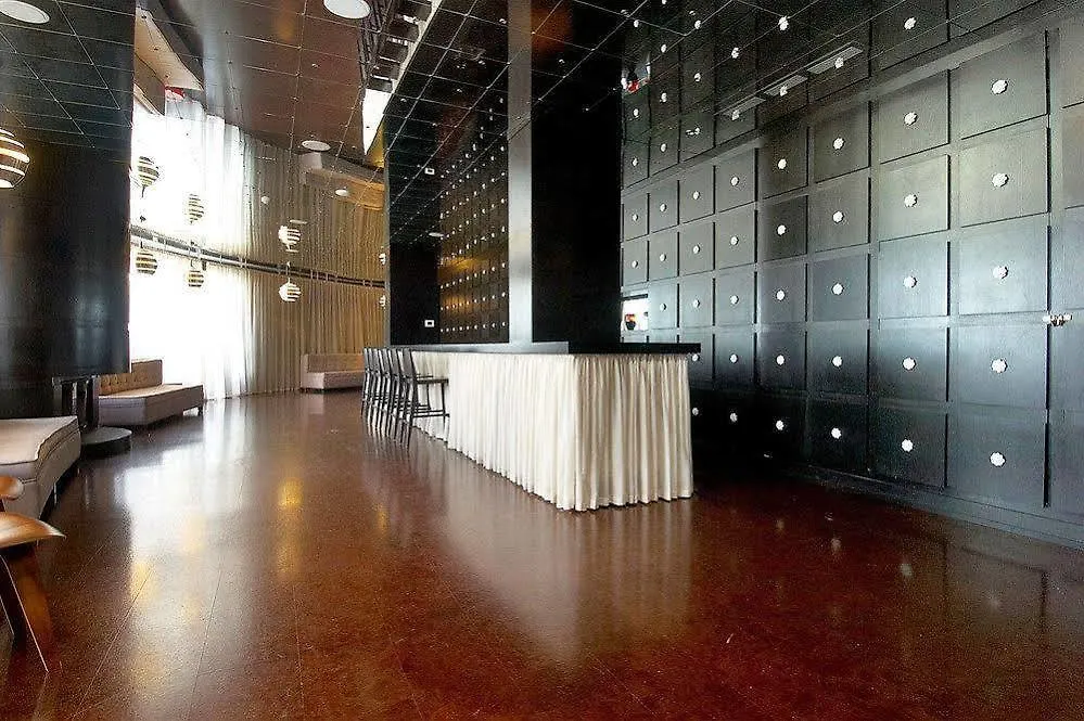 Whitehall Suites - 263 Wellington St W トロント アパート